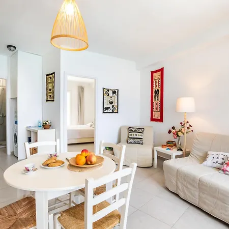 아파트 Mimis & Connie 1 *